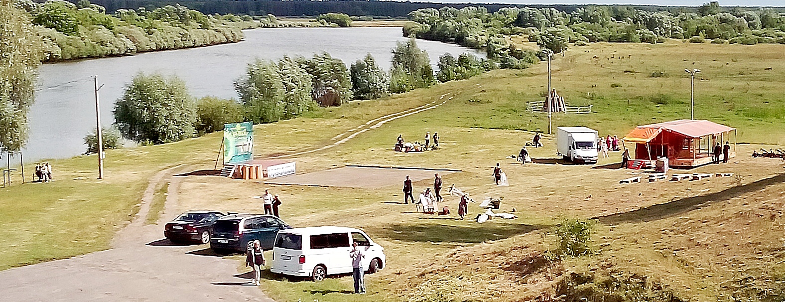 На берегу Днепра в Рогачеве идет подготовка к празднику Купалье