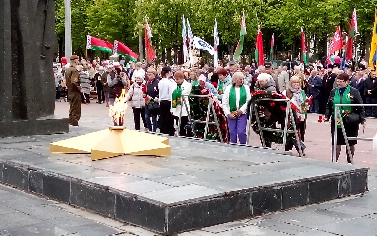 81 год с момента Победы. Митинг у мемориала Воинской Славы. Народное возложение венков к монументу в городе Рогачев